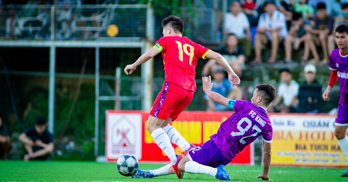 découvrez le rôle et les responsabilités d'un arbitre dans le sport, ainsi que son importance pour assurer le fair-play et le respect des règles.