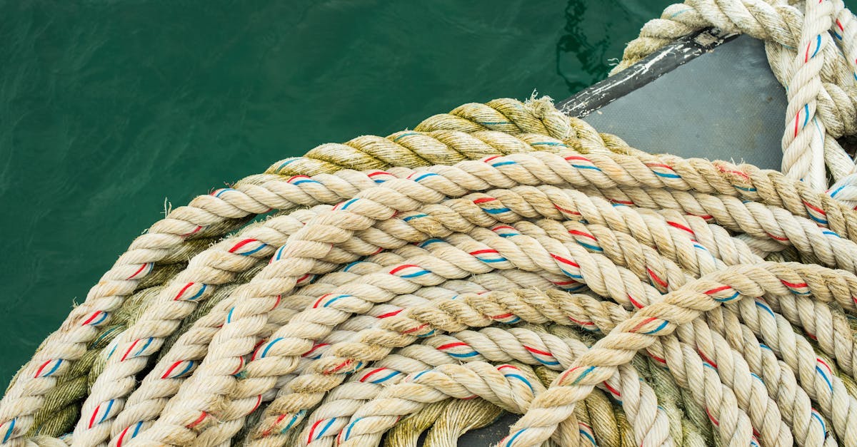 technicien en accès par corde spécialisé dans les interventions en hauteur pour maintenance, inspection et travaux industriels en toute sécurité.