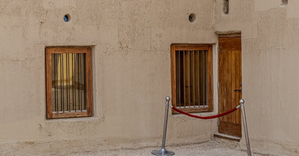 Le métier de cordiste : un travail en haute altitude technicien en accès par cordes spécialisé dans les interventions en hauteur, assurant maintenance, inspection et travaux sécurisés sur des structures difficiles d'accès.