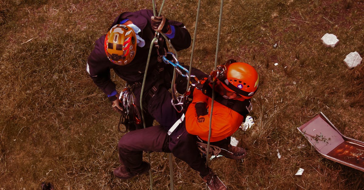 technicien d'accès par corde spécialisé dans les travaux en hauteur, assurant sécurité et efficacité pour l'inspection, la maintenance et la réparation dans des environnements difficiles d'accès.
