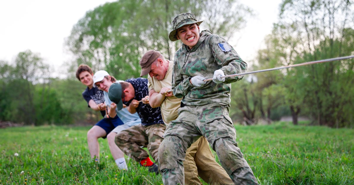 technicien en accès par cordes spécialisé dans les interventions en hauteur, assurant maintenance, inspection et réparation en toute sécurité.