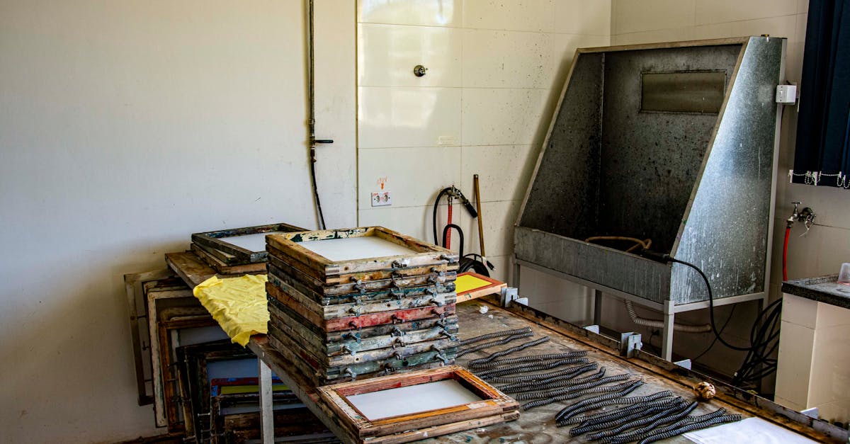 découvrez les techniques de sérigraphie pour des impressions de qualité sur textiles, papiers et autres supports. parfait pour personnaliser vos créations avec précision.