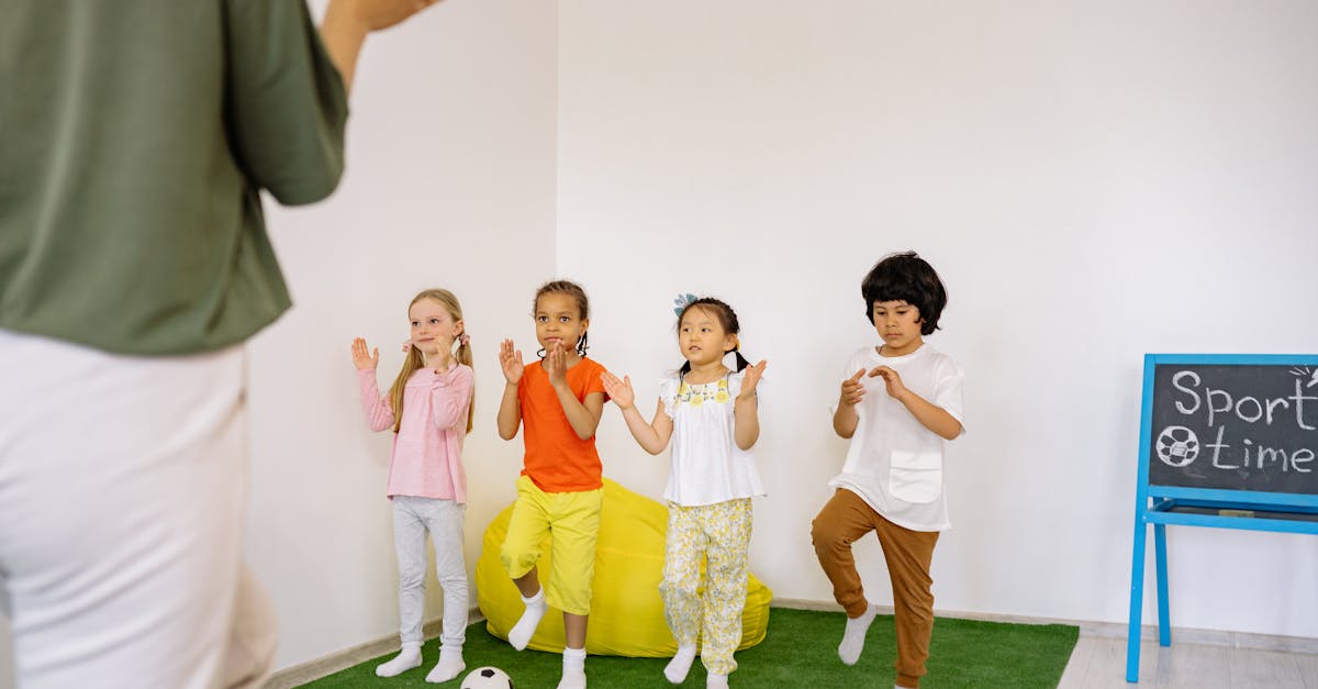 enseignant en éducation physique spécialisé dans le développement des compétences sportives et la promotion d'un mode de vie actif chez les élèves.