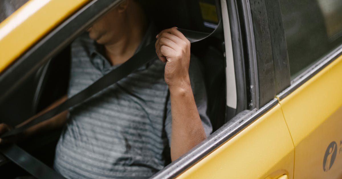 découvrez les étapes clés pour devenir chauffeur de taxi, de la formation à l'obtention de la licence, et commencez votre carrière professionnelle en toute confiance.