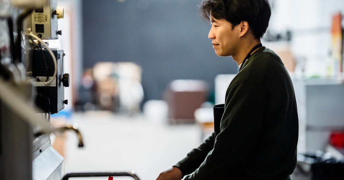 ingénieur commercial technique spécialisé dans la vente de solutions technologiques, alliant expertise technique et compétences commerciales pour répondre aux besoins des clients.