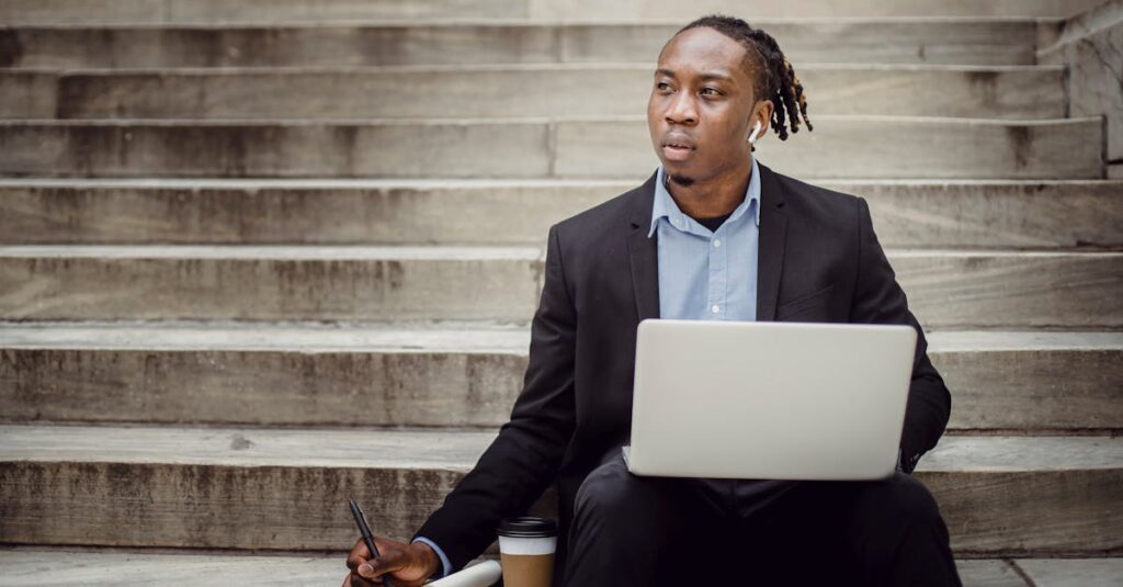 découvrez les étapes clés pour réussir une carrière de traducteur, du développement des compétences à la spécialisation professionnelle.