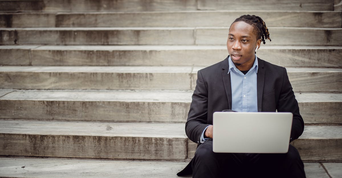 découvrez les étapes clés pour réussir une carrière de traducteur, de la formation initiale aux opportunités professionnelles.