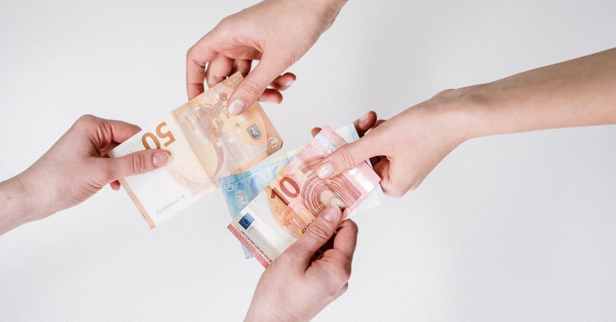 comprenez le coût moyen pondéré, une méthode comptable utilisée pour évaluer les stocks en prenant en compte le coût et la quantité des articles pour obtenir une moyenne équilibrée.