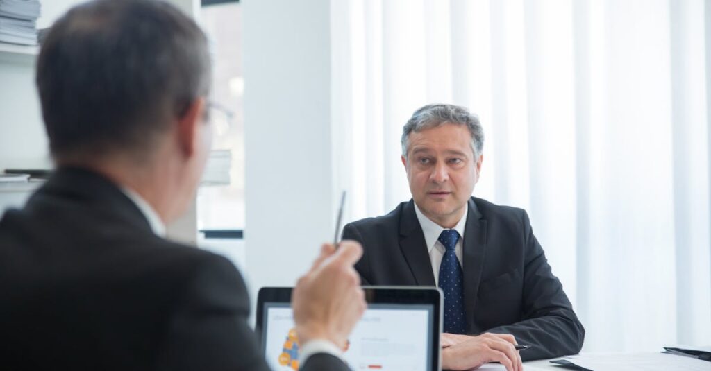 découvrez tout ce qu'il faut savoir sur le business model, son importance et comment élaborer une stratégie efficace pour assurer la réussite de votre entreprise.