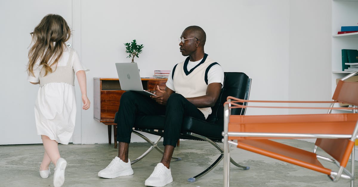 psychologue éducatif spécialisé dans l'accompagnement des enfants et adolescents pour optimiser leur apprentissage et leur développement émotionnel.