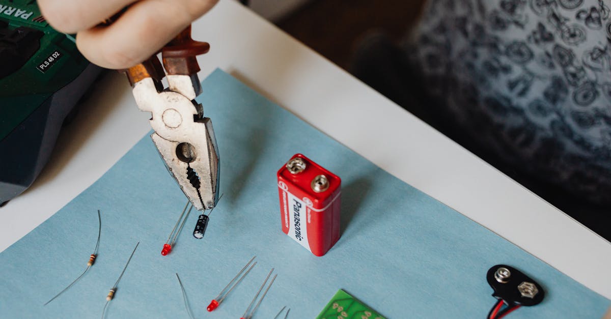 technicien en électronique spécialisé dans l'installation, la maintenance et la réparation des équipements électroniques pour garantir leur bon fonctionnement.