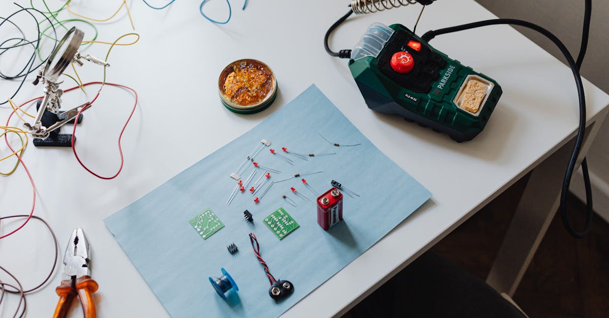 technicien en électronique spécialisé dans l'installation, la maintenance et la réparation des équipements électroniques.