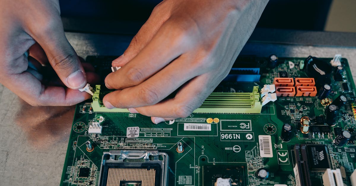 technicien en électronique spécialisé dans l'installation, la maintenance et la réparation des équipements électroniques pour assurer leur fonctionnement optimal.