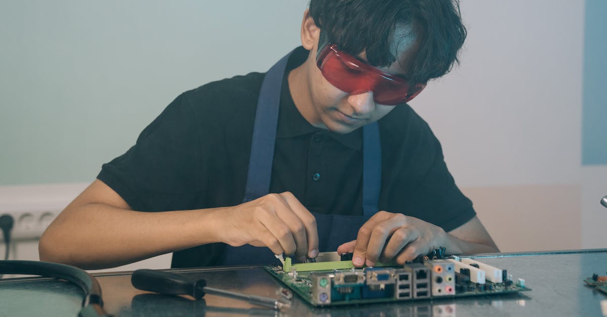 technicien paysagiste spécialisé dans la conception, l'entretien et l'aménagement d'espaces verts pour un environnement extérieur esthétique et durable.