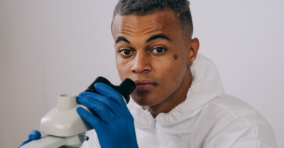 découvrez le rôle essentiel des microbiologistes dans l'étude des micro-organismes et leur impact sur la santé, l'environnement et l'industrie.