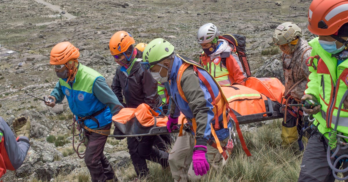 médecins spécialisés en secours en montagne, intervenant rapidement pour sauver des vies dans des environnements difficiles et isolés.
