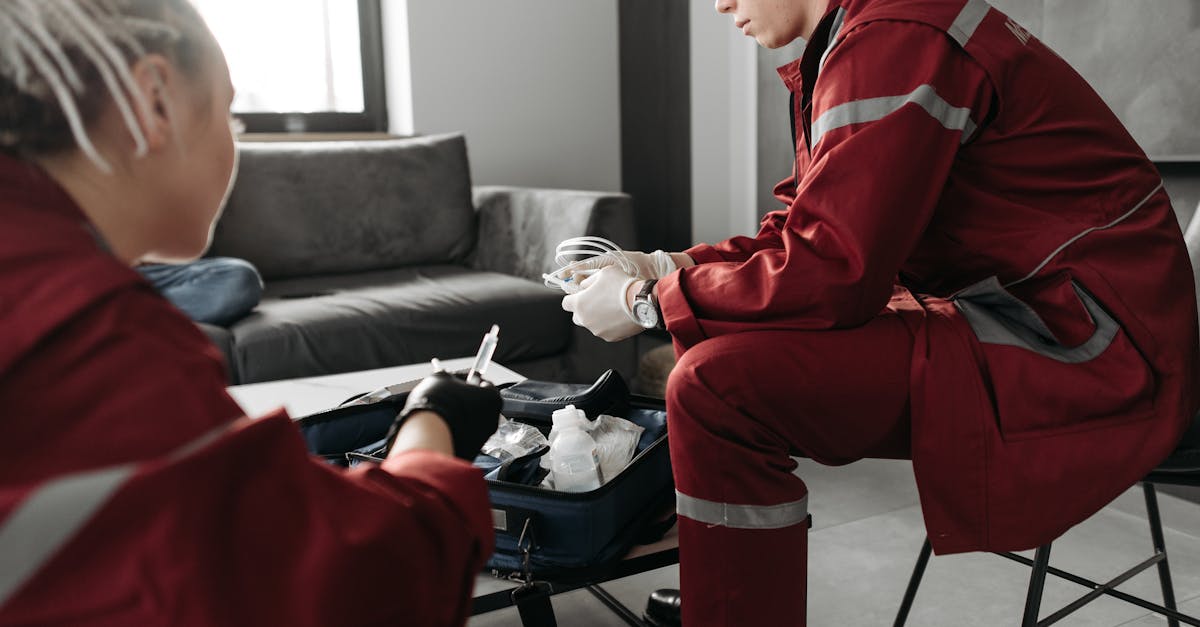 équipe de médecins spécialisés en secours en montagne, prêts à intervenir pour assurer la sécurité et les soins d'urgence en milieu montagnard.