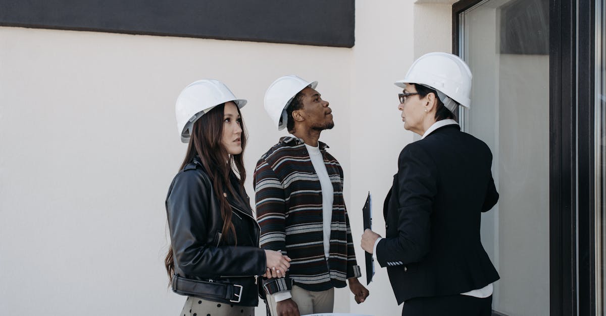 découvrez le métier d'architecte réseau, un expert responsable de la conception, de la mise en place et de la gestion des infrastructures réseaux pour assurer la performance et la sécurité des systèmes informatiques.