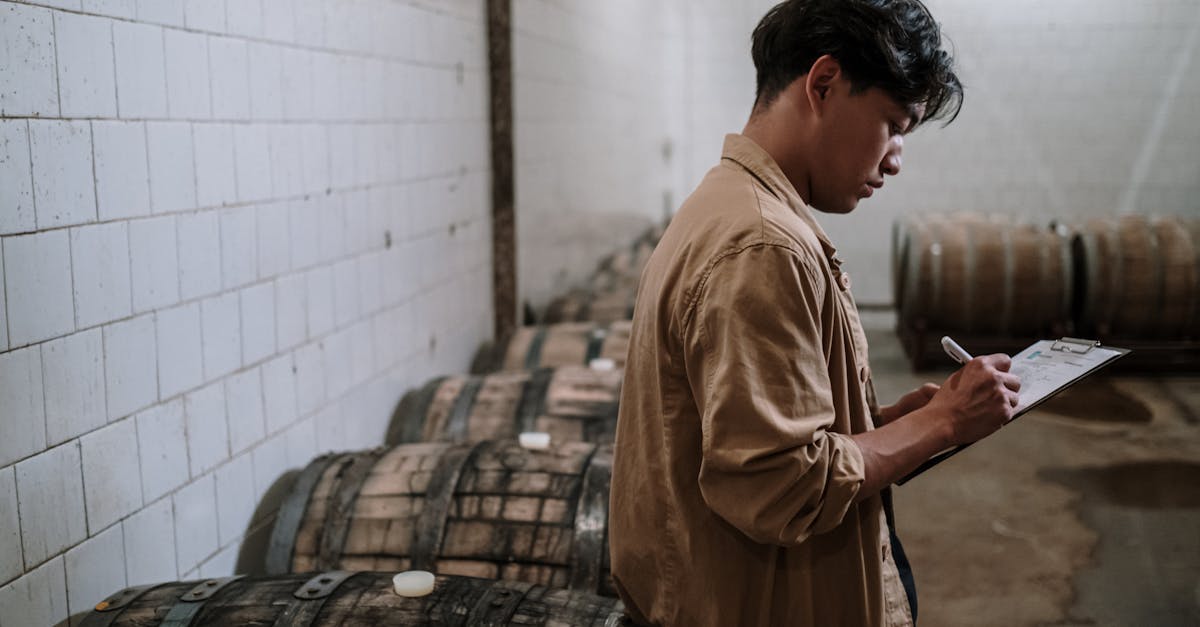 responsable assurance qualité garantissant la conformité des produits et services aux normes établies pour assurer la satisfaction client et l'amélioration continue.