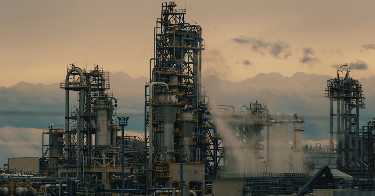 découvrez le métier d'opérateur de raffinerie : missions, compétences requises et opportunités de carrière dans le secteur pétrochimique.