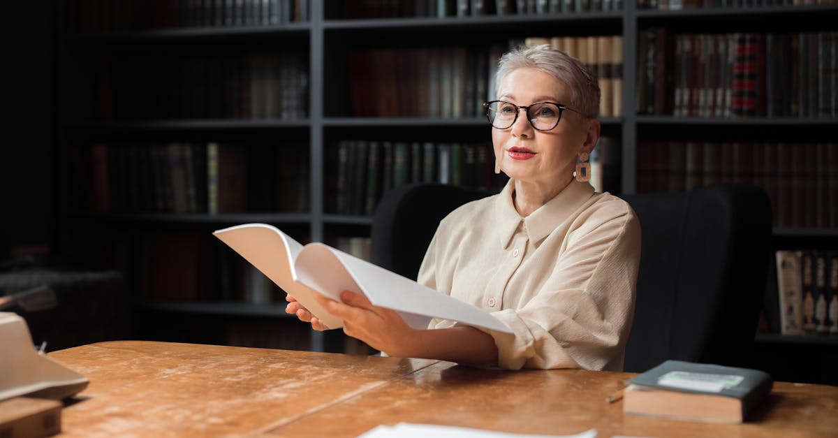 découvrez le métier de scénariste : création, écriture et développement d'histoires captivantes pour le cinéma, la télévision et le théâtre.