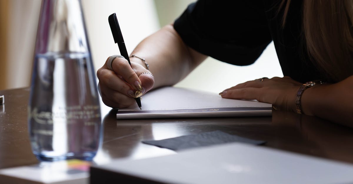 découvrez le métier de scénariste : créer des histoires captivantes pour le cinéma, la télévision et le théâtre. apprenez les techniques d’écriture narrative et les secrets d’un bon scénario.