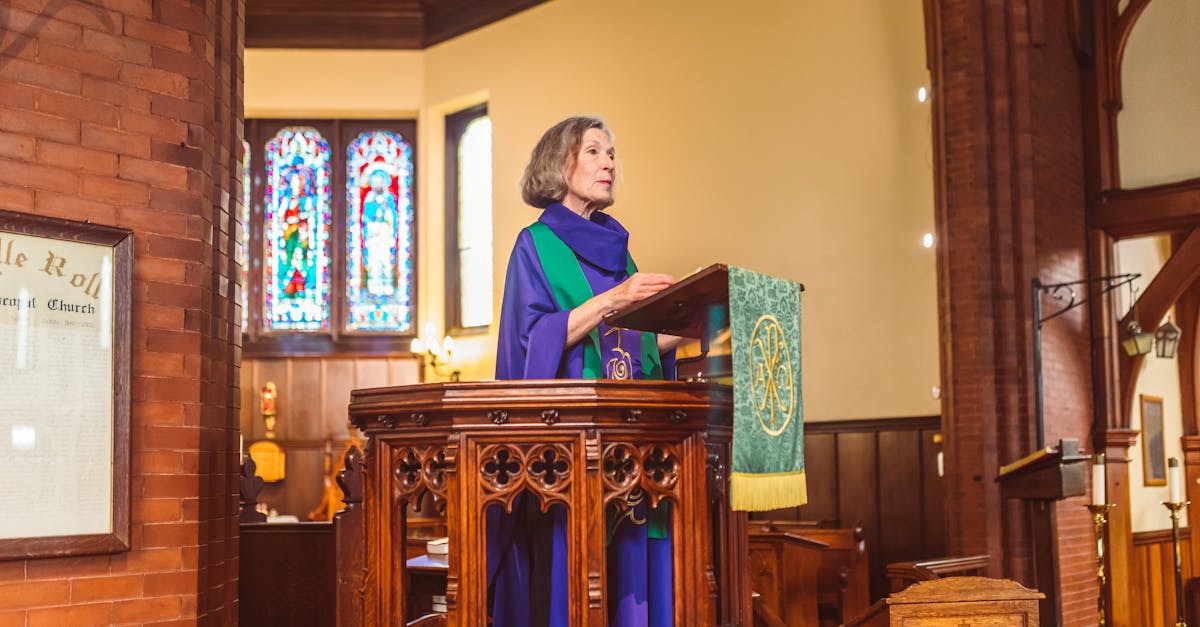 découvrez l'art du vitrail : une fusion de couleurs et de lumière pour sublimer vos espaces avec des œuvres en verre coloré uniques et artistiques.