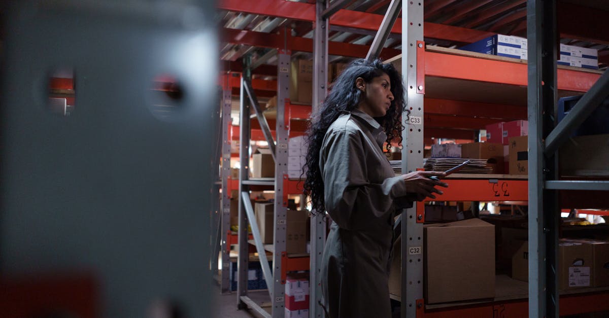 découvrez le rôle essentiel du supply chain manager, expert en optimisation des flux logistiques, gestion des approvisionnements et coordination des opérations pour assurer la performance et la satisfaction client.