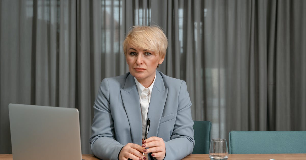 découvrez le rôle du gestionnaire actif et passif, leurs stratégies d'investissement, et comment ils influencent la performance de votre portefeuille.