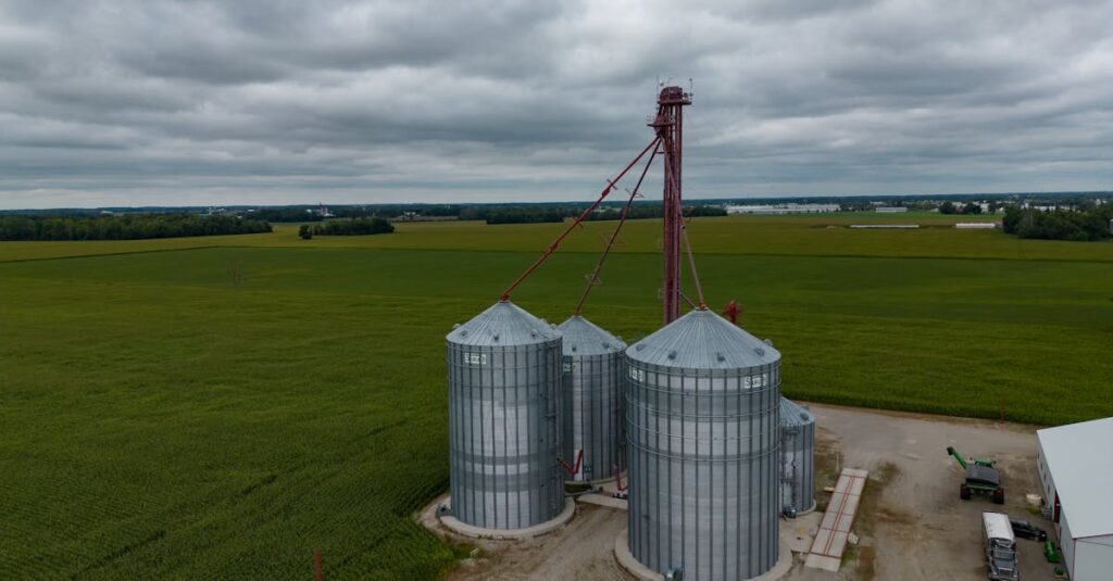 Le métier de conducteur ou conductrice de travaux dans le secteur agricole responsable de la gestion et de la supervision des projets de construction agricole, assurant la planification, la coordination et la qualité des infrastructures agricoles.
