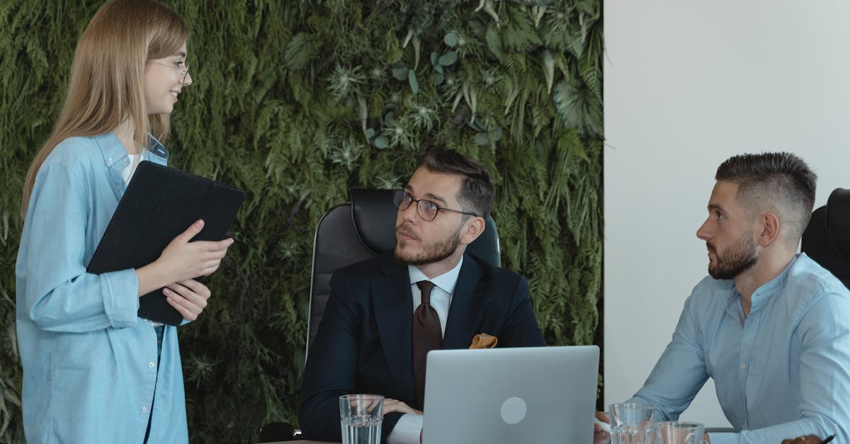 chef de projet biodiversité responsable de la planification, coordination et mise en œuvre d'initiatives visant à préserver et restaurer la biodiversité dans divers écosystèmes.