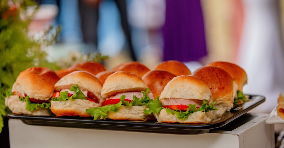 service traiteur professionnel offrant des menus variés et personnalisés pour tous vos événements, du plus intime au plus grand.