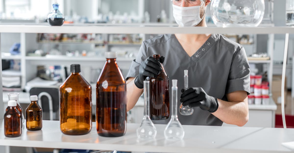 technicien chimiste spécialisé dans l'analyse, le contrôle qualité et la manipulation de substances chimiques pour assurer la sécurité et l'efficacité des procédés industriels.