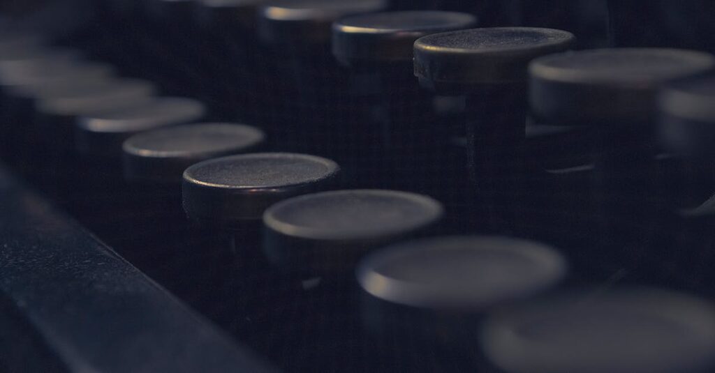 découvrez le rôle clé du secrétaire éditorial, responsable de la gestion administrative et du soutien dans les processus de publication.