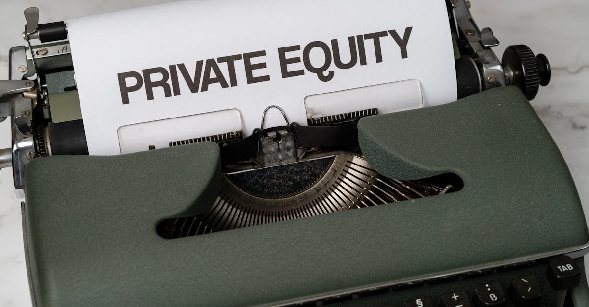 découvrez tout sur l'équité : principes, importance, et impact dans les domaines juridiques, financiers et sociaux.