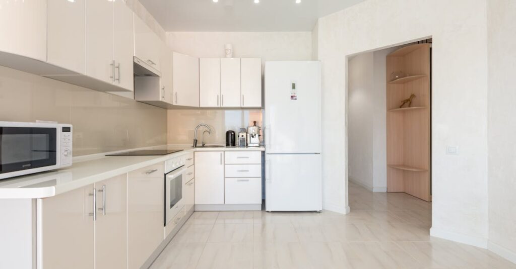 artisan ébéniste spécialisé dans la création de meubles sur mesure alliant savoir-faire traditionnel et design contemporain.