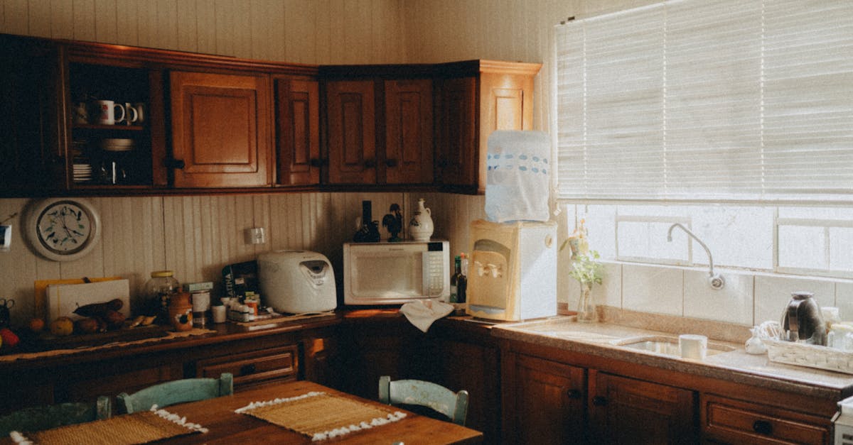 artisan fabricant de meubles sur mesure alliant savoir-faire traditionnel et design contemporain pour des créations uniques et personnalisées.