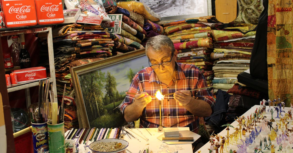 découvrez l'art du soufflage de verre, une technique traditionnelle pour créer des objets en verre uniques et élégants.
