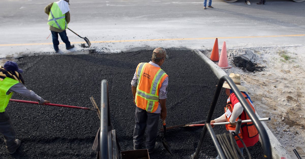 découvrez le rôle essentiel des travailleurs autoroutiers, responsables de la sécurité et de l'entretien des routes pour assurer la fluidité du trafic et la protection des usagers.