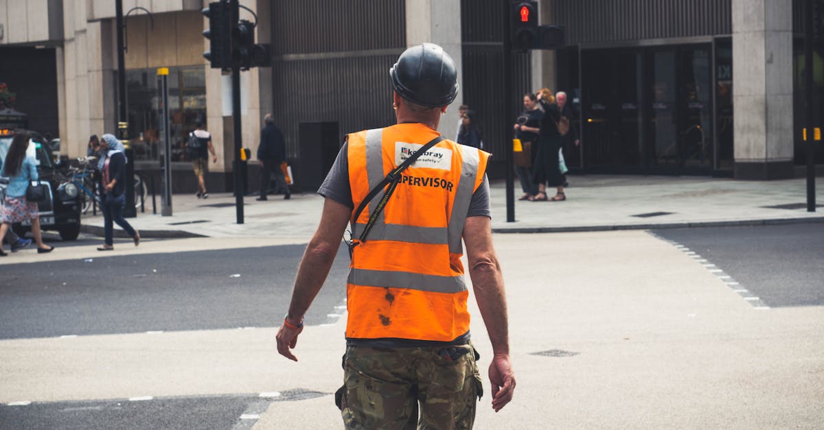 découvrez le rôle essentiel des ouvriers autoroutiers, les acteurs clés de la sécurité et de l'entretien des routes pour un trafic fluide et sécurisé.
