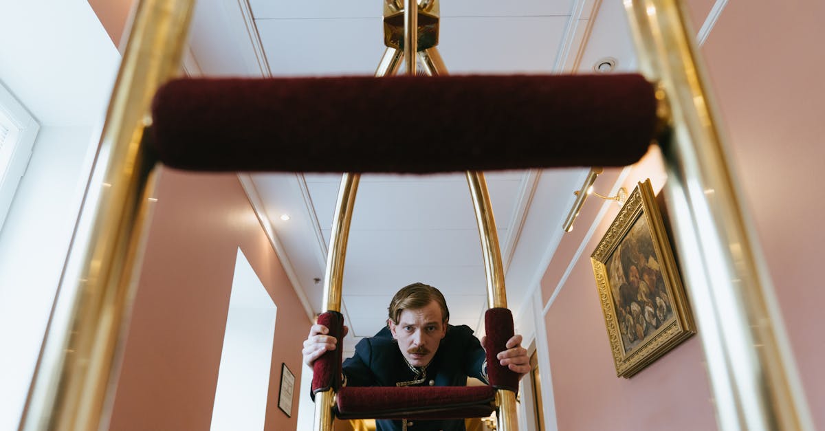 découvrez les différents rôles du personnel dans le hall d'un hôtel et leur importance pour offrir un accueil chaleureux et un service de qualité aux clients.