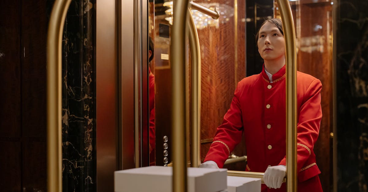 découvrez les différents rôles du personnel de la réception d'hôtel et leurs responsabilités essentielles pour offrir un accueil chaleureux et un service de qualité aux clients.