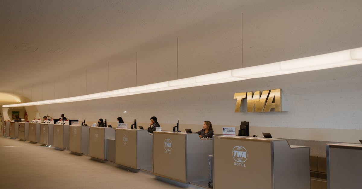 découvrez les différents rôles du personnel dans le hall d'un hôtel et leur importance pour offrir un accueil chaleureux et un service de qualité.