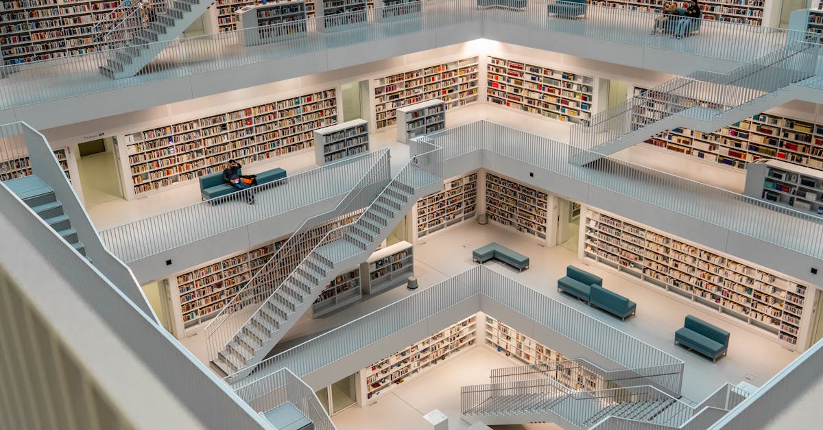 découvrez le rôle essentiel du conservateur de bibliothèque, chargé de préserver et de protéger les collections patrimoniales pour les générations futures.