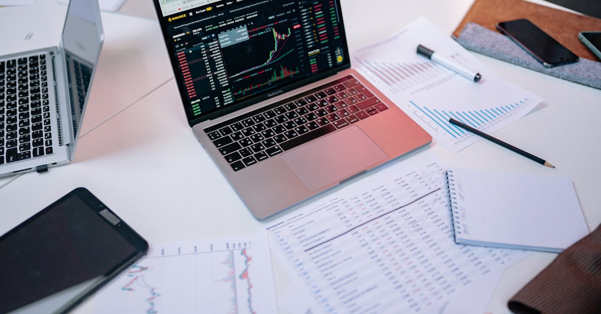 analyse du macro-environnement : évaluation des facteurs externes influençant une organisation, tels que les aspects économiques, politiques, sociaux, technologiques, environnementaux et légaux.