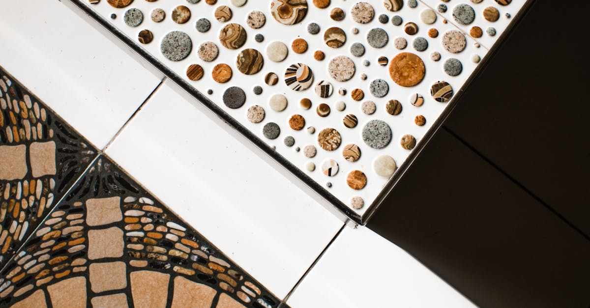 découvrez l'art fascinant de la mosaïque, une technique décorative composée de petites tesselles colorées qui créent des œuvres uniques et vibrantes.