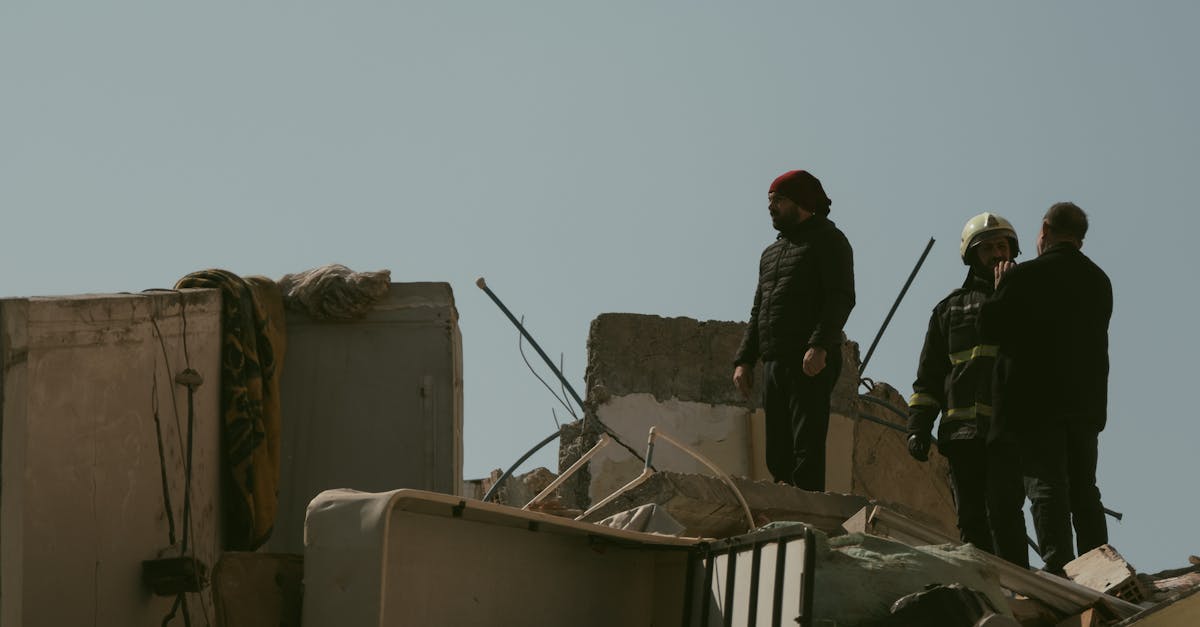 découvrez les missions passionnantes d'un sauveteur en montagne, dédié à secourir les alpinistes et randonneurs en difficulté dans des environnements difficiles.