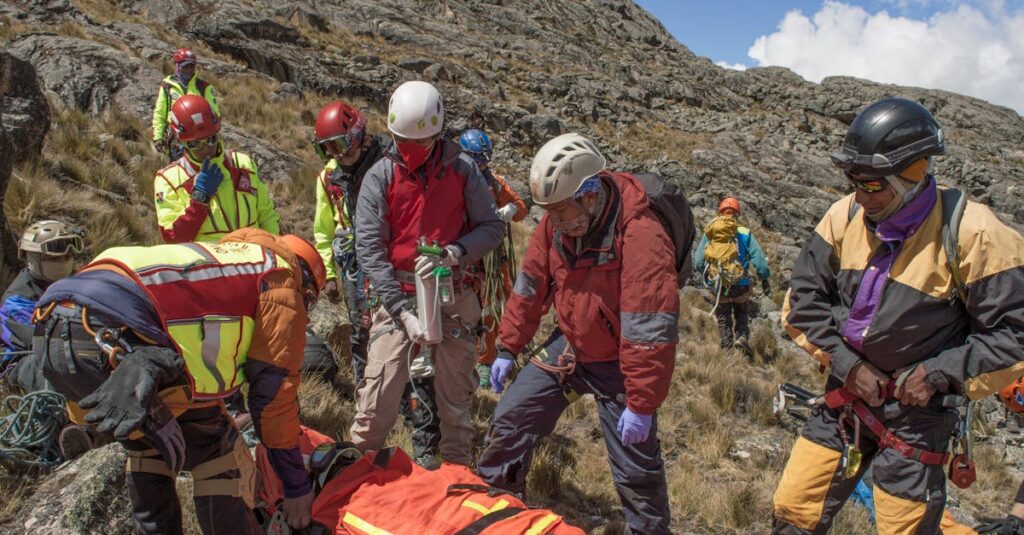 découvrez le rôle crucial d'un sauveteur en montagne : expert en secours d'urgence, compétences en alpinisme et sécurité pour intervenir dans les conditions extrêmes.