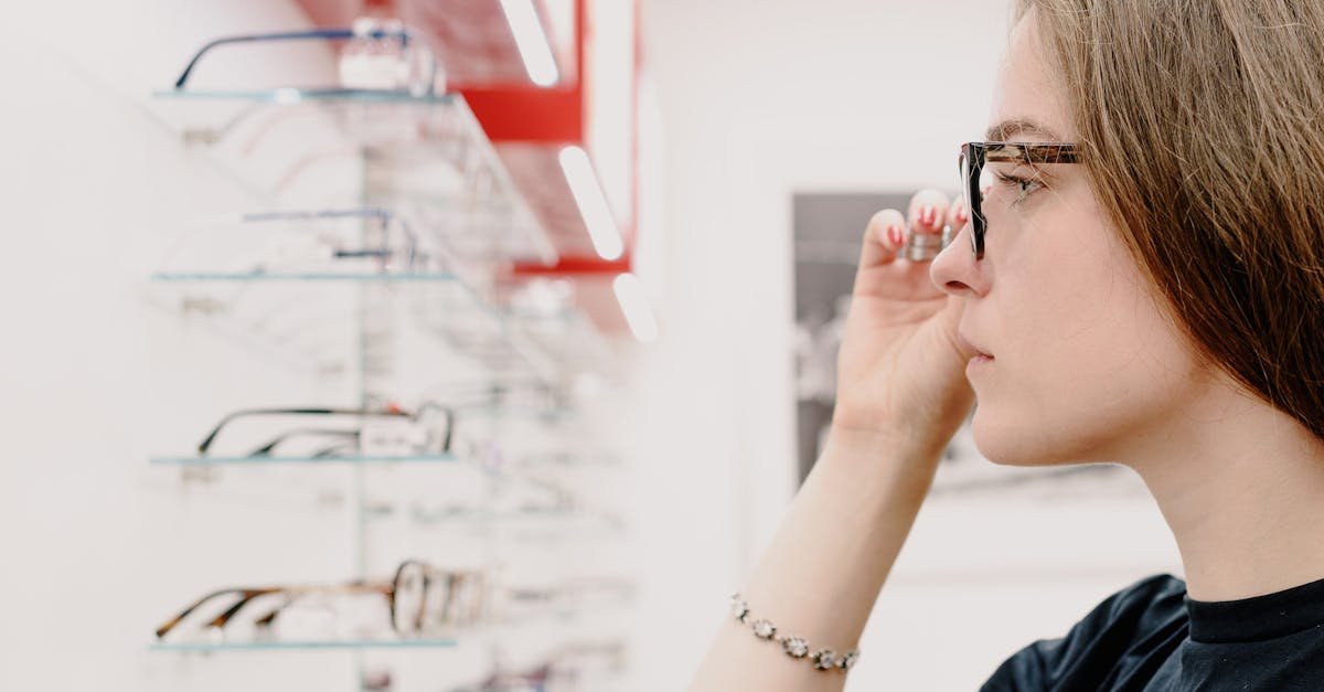 découvrez le métier de vendeur en optique : conseils personnalisés, vente de lunettes et accessoires pour une vision optimale.