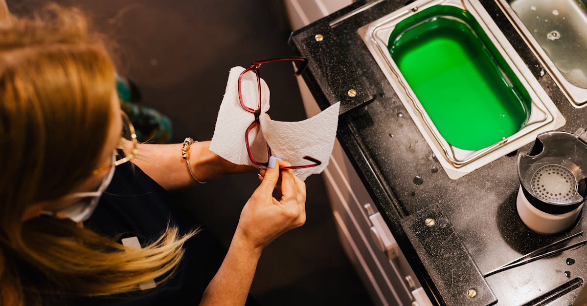 découvrez le rôle d'un vendeur en optique : conseil personnalisé, présentation des montures et assistance pour choisir les lunettes adaptées à chaque client.